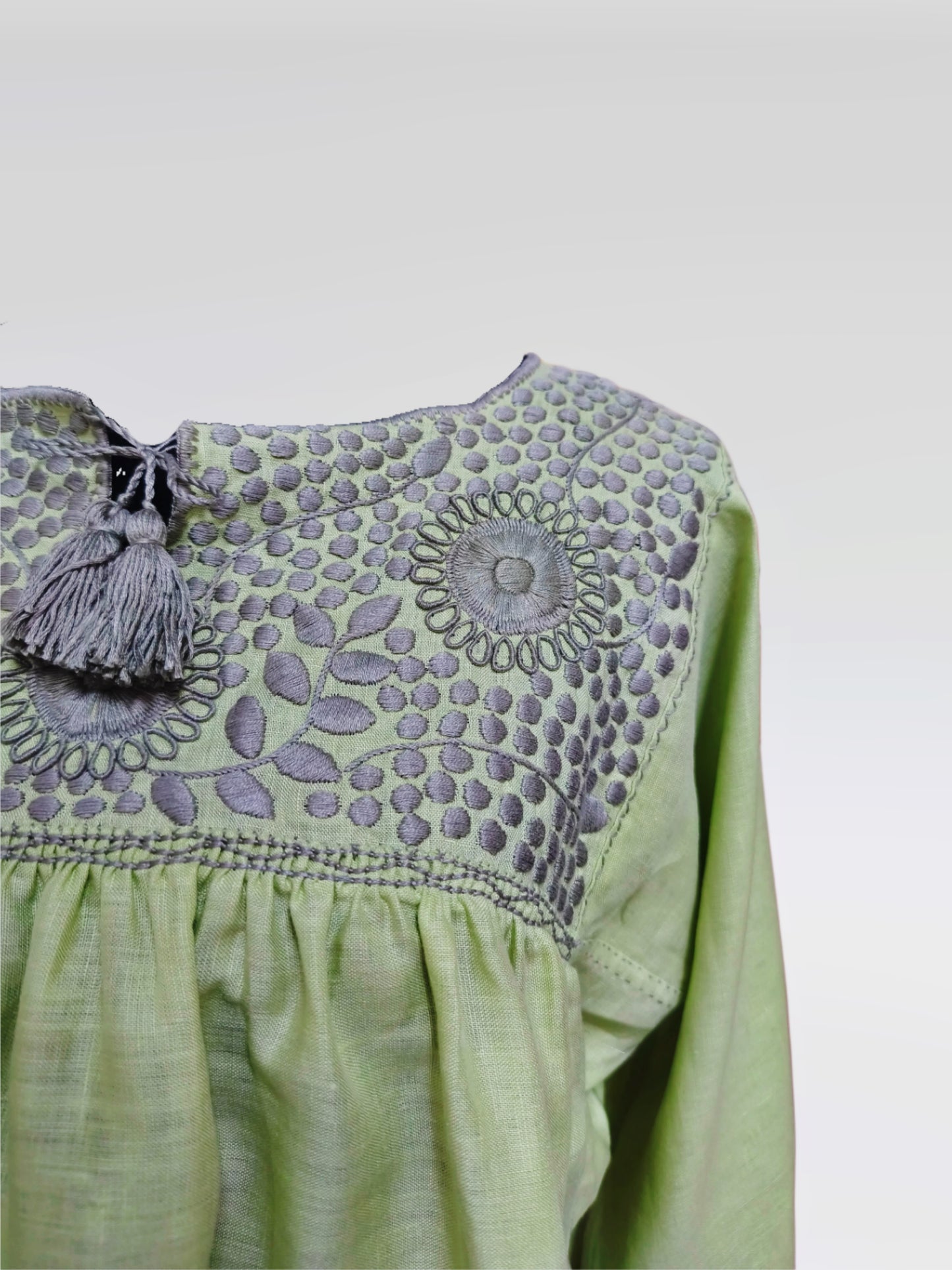 Blusa Aguacatenango de lino Bordado Bolitas color verde manzana, detalle del bordado en pecho.
