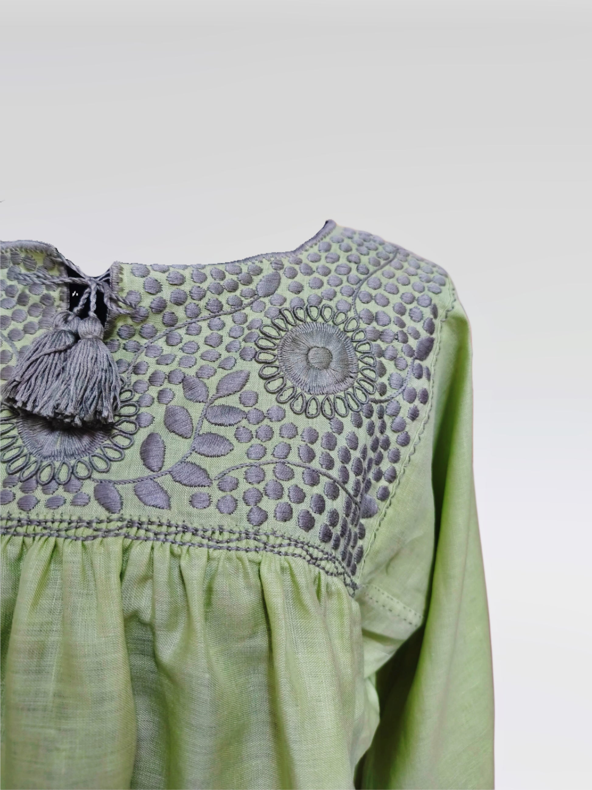 Blusa Aguacatenango de lino Bordado Bolitas color verde manzana, detalle del bordado en pecho.