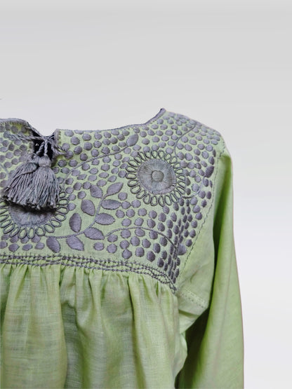 Blusa Aguacatenango de lino Bordado Bolitas color verde manzana, detalle del bordado en pecho.