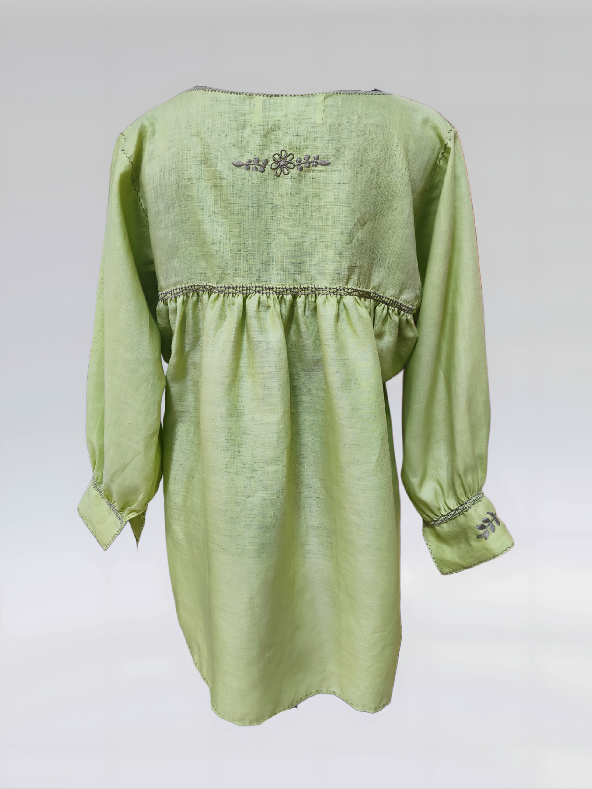 Blusa Aguacatenango de lino Bordado Bolitas color verde manzana, vista posterior.