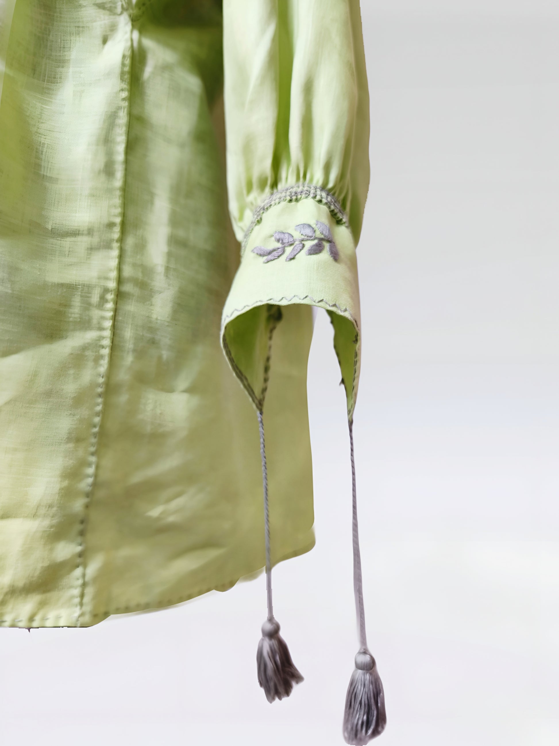 Blusa Aguacatenango de lino Bordado Bolitas color verde manzana, detalle de la manga y borlas.