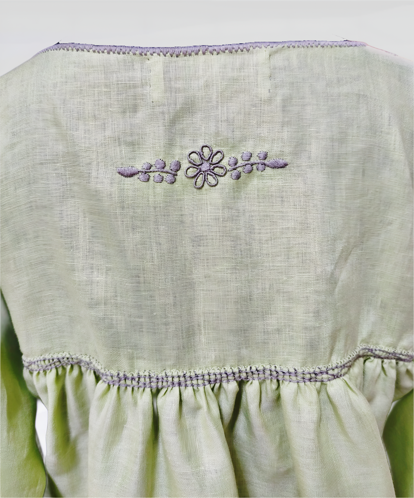 Blusa Aguacatenango de lino Bordado Bolitas color verde manzana, vista posterior. detalle del bordado.