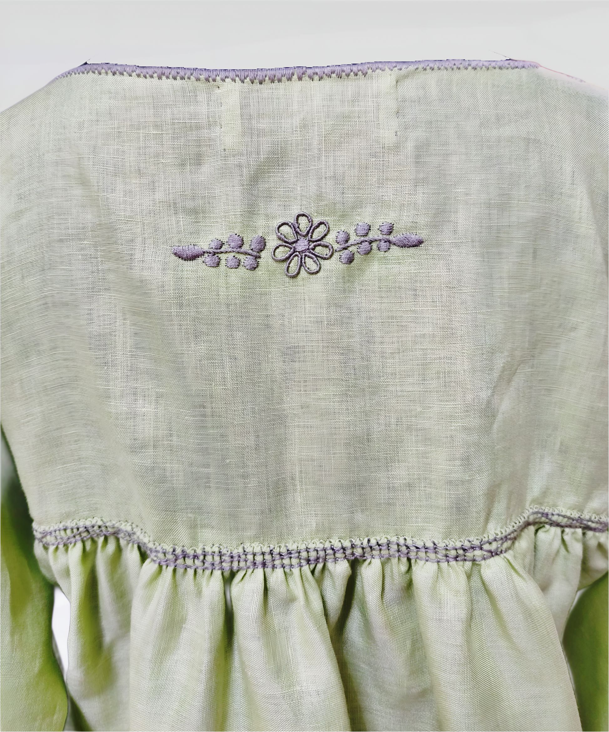 Blusa Aguacatenango de lino Bordado Bolitas color verde manzana, vista posterior. detalle del bordado.