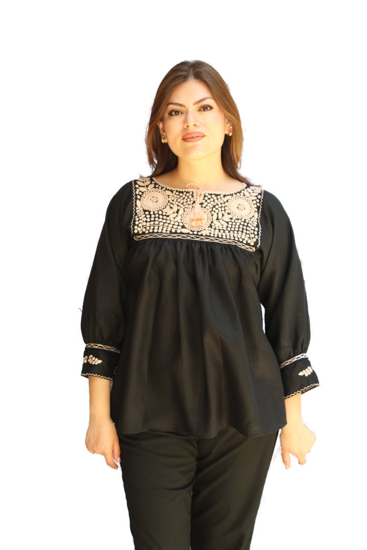 Blusa Aguacatenango de lino Bordado Bolitas color negro, bordado beige. vista frontal en modelo.