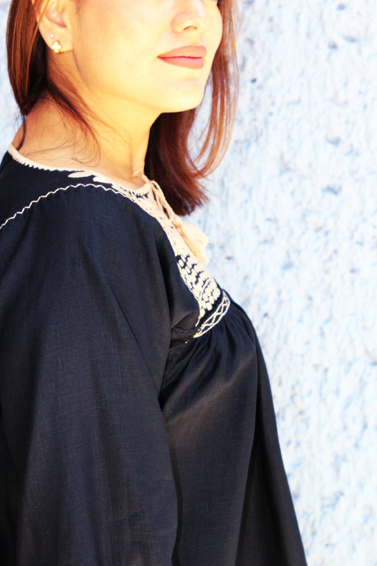 Blusa Aguacatenango de lino Bordado Bolitas color negro, bordado beige, vista lateral.