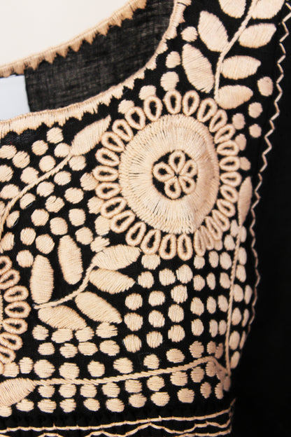 Blusa Aguacatenango de lino Bordado Bolitas color negro, bordado beige, detalle del bordado.