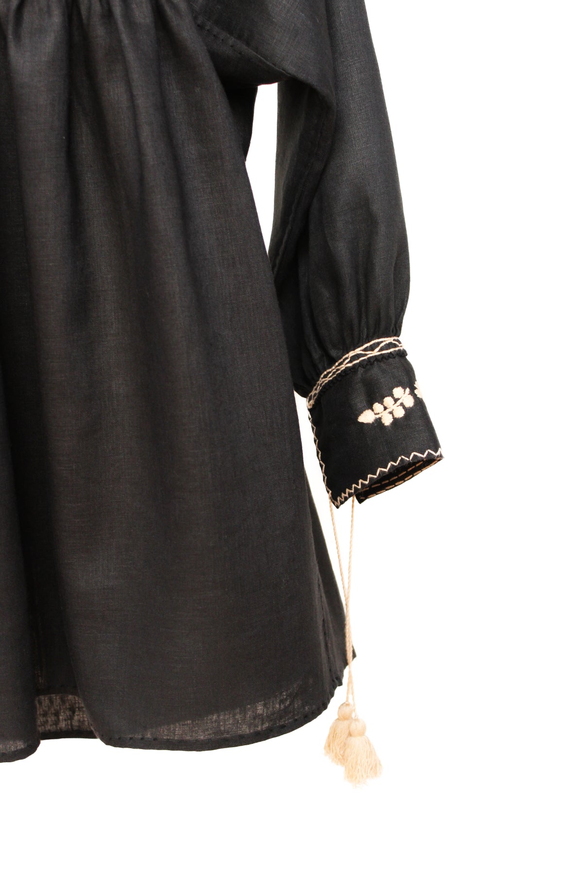 Blusa Aguacatenango de lino Bordado Bolitas color negro, bordado beige, detalle del puño.