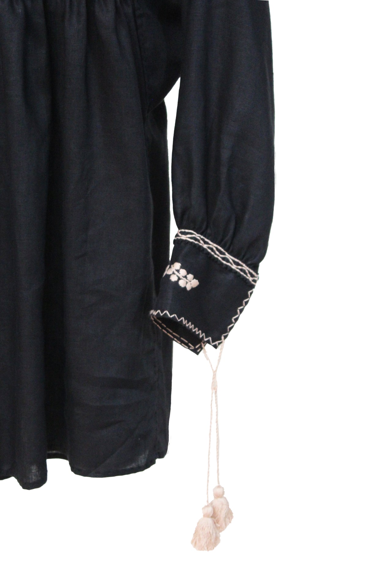 Blusa Aguacatenango de lino Bordado Bolitas color negro, bordado beige, detalle de la manga.