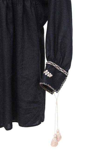 Blusa Aguacatenango de lino Bordado Bolitas color negro, bordado beige, detalle de la manga.