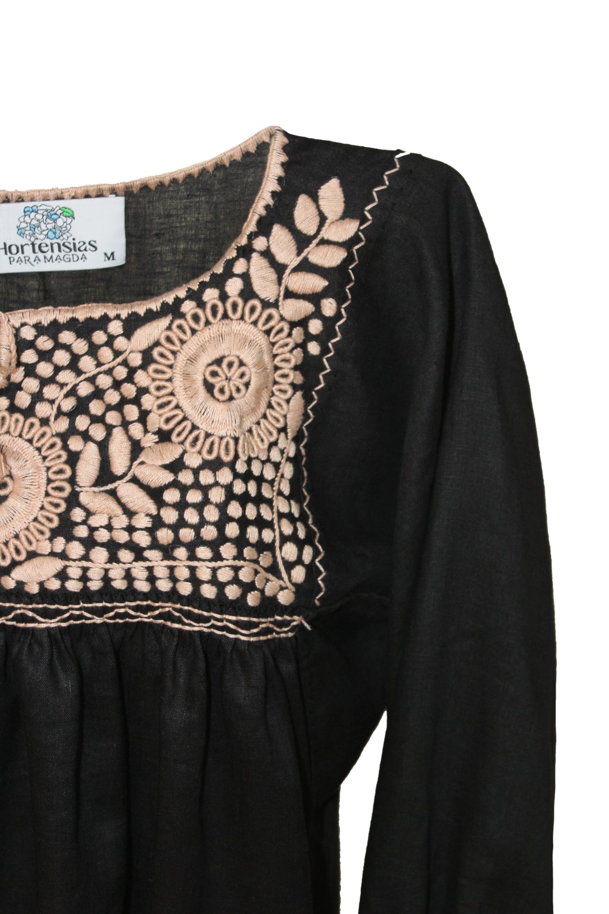 Blusa Aguacatenango de lino Bordado Bolitas color negro, bordado beige, detalle del bordado en pecho.