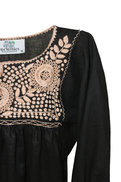 Blusa Aguacatenango de lino Bordado Bolitas color negro, bordado beige, detalle del bordado en pecho.