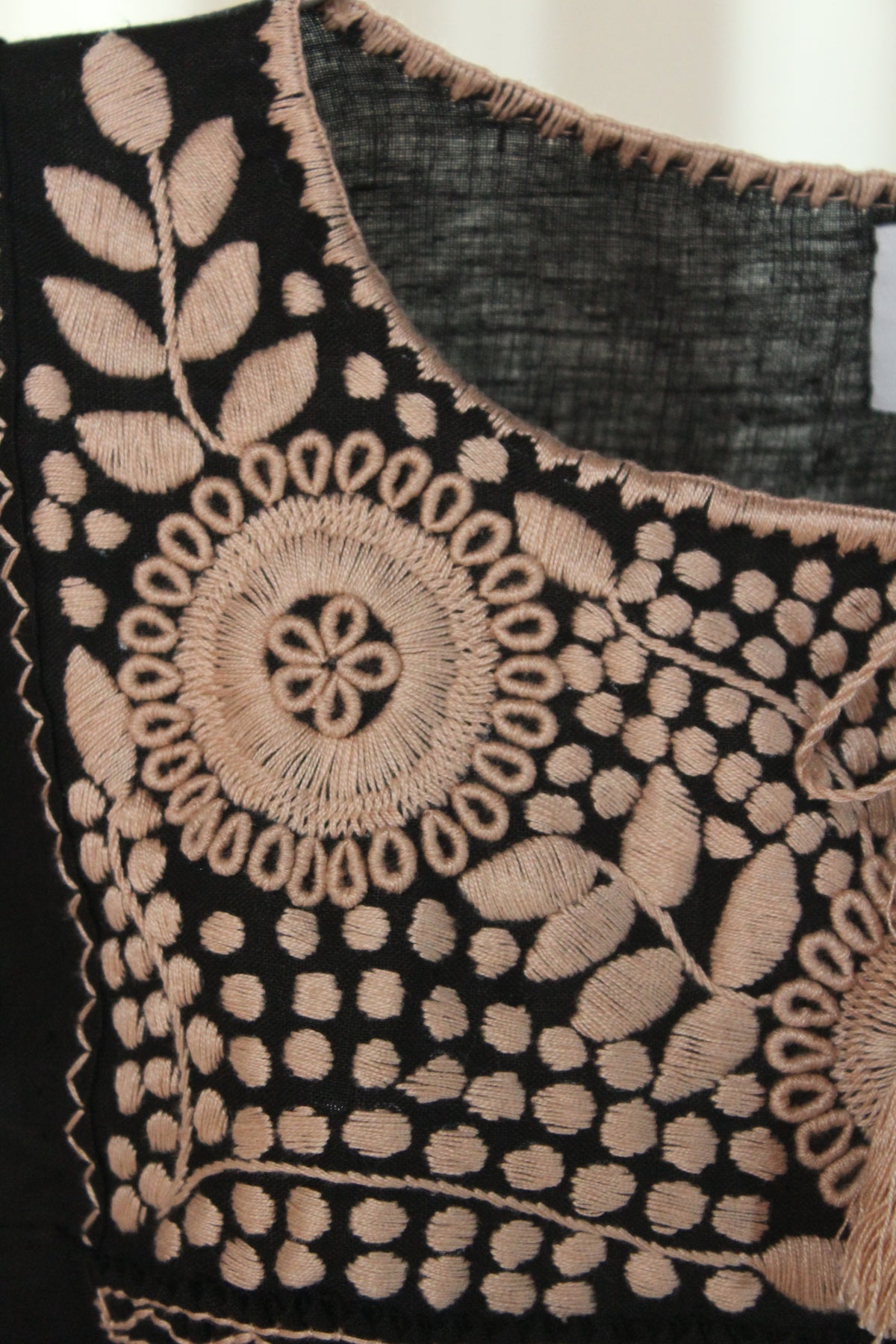 Blusa Aguacatenango de lino Bordado Bolitas color negro, bordado beige, detalle del bordado.