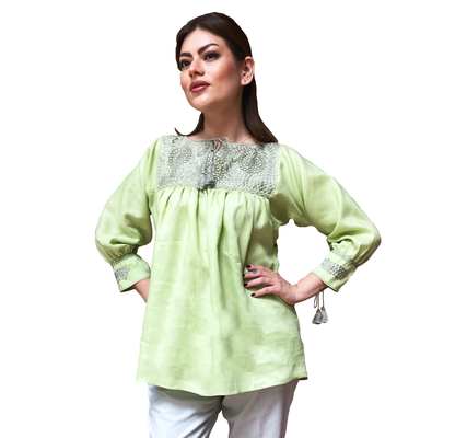Blusa Aguacatenango de lino Bordado Bolitas color verde manzana, vista en modelo.