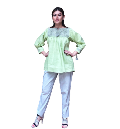 Blusa Aguacatenango de lino Bordado Bolitas color verde manzana, vista frontal en modelo.