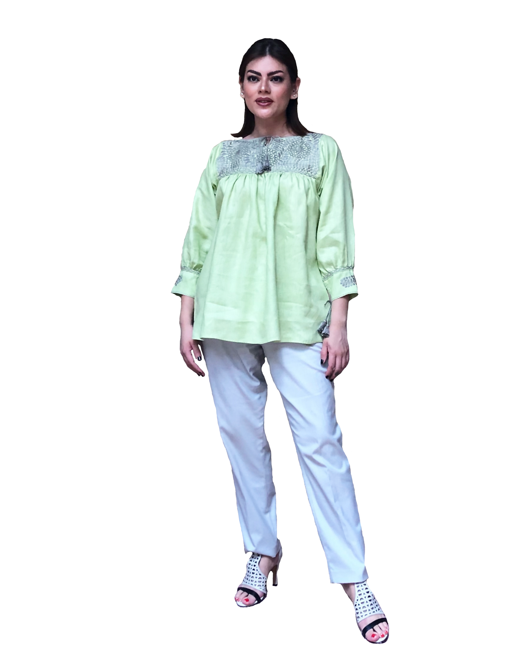 Blusa Aguacatenango de lino Bordado Bolitas color verde manzana, vista en modelo.