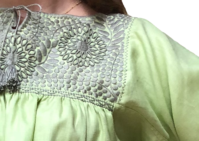 Blusa Aguacatenango de lino Bordado Bolitas color verde manzana,detalle del bordado.