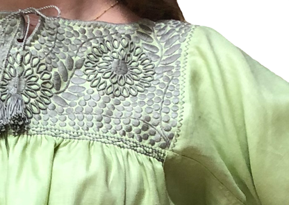Blusa Aguacatenango de lino Bordado Bolitas color verde manzana,detalle del bordado.
