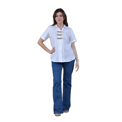 Blusa Bavaria con botones de ámbar, vista frontal en modelo.