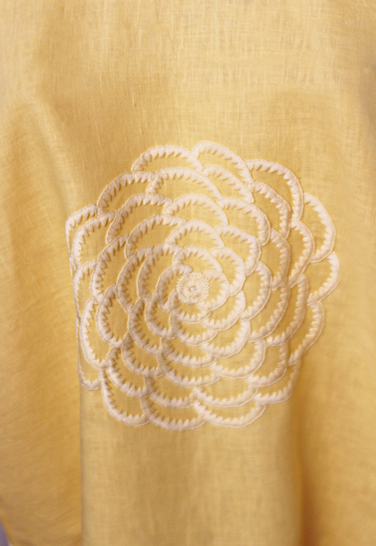 Blusa Chiapas Crisantemo en color amarillo, detalle del bordado.