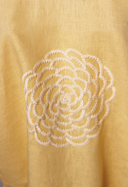 Blusa Chiapas Crisantemo en color amarillo, detalle del bordado.