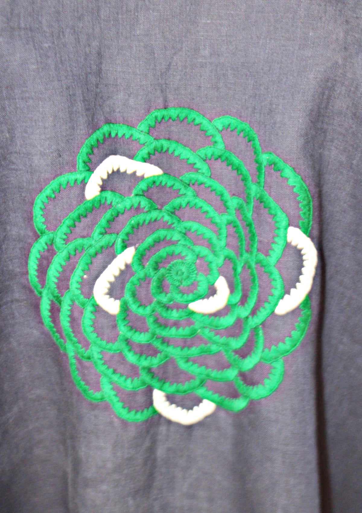 Blusa Chiapas Crisantemo color azul, detalle del bordado.