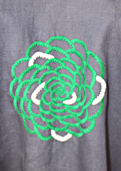 Blusa Chiapas Crisantemo color azul, detalle del bordado.