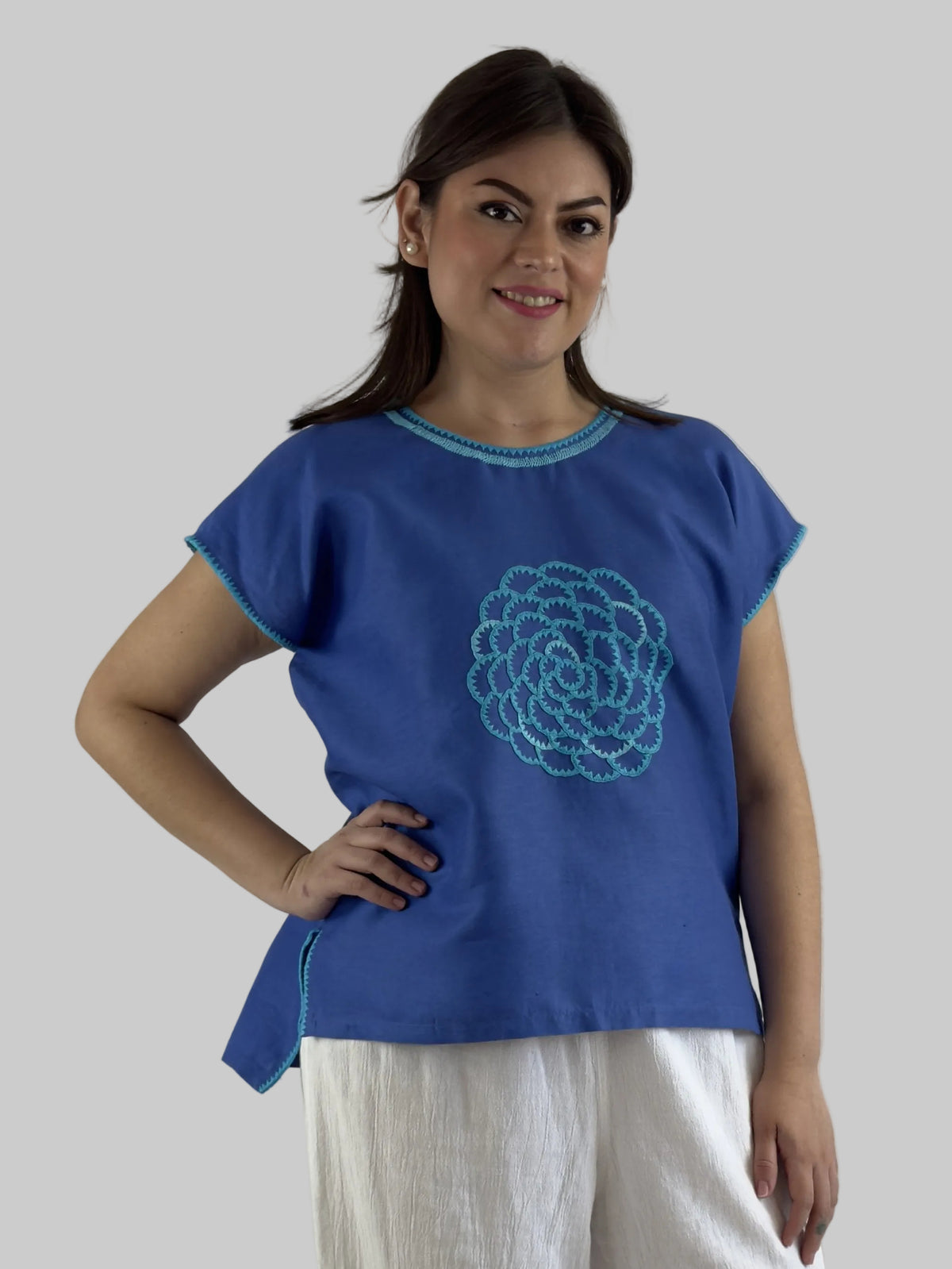 Blusa Chiapas Crisantemo color azul bordado celeste en modelo.