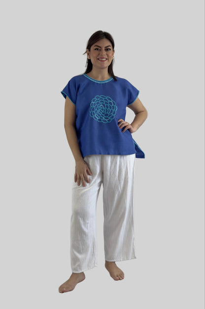 Blusa Chiapas Crisantemo en color azul y celeste en modelo.