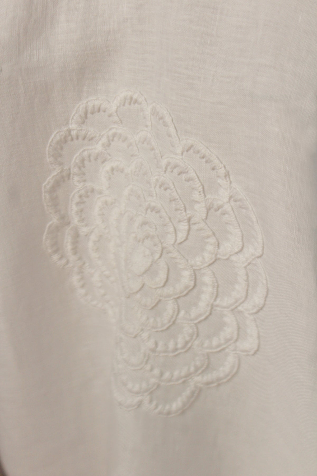 Blusa Chiapas Crisantemo, detalle del bordado en blanco.