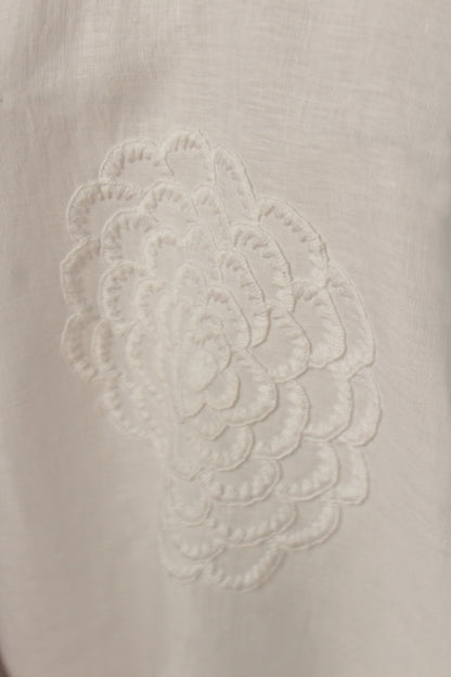 Blusa Chiapas Crisantemo, detalle del bordado en blanco.