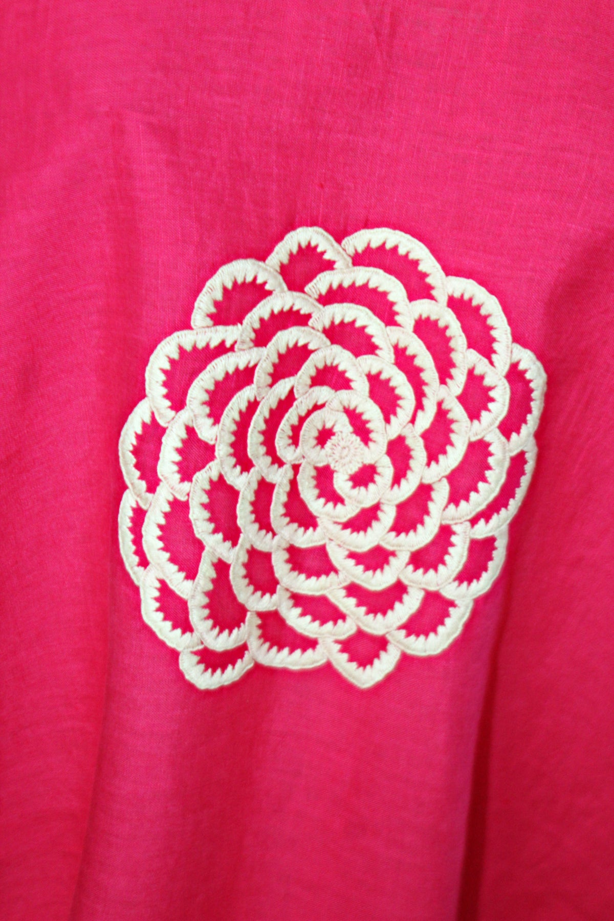 Blusa Chiapas Crisantemo color fucsia, detalle del bordado.