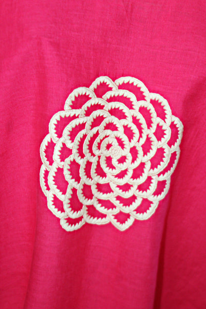 Blusa Chiapas Crisantemo color fucsia, detalle del bordado.