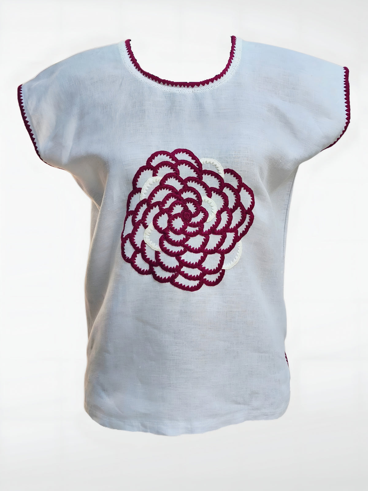 Blusa Chiapas Crisantemocolor gris, bordado vino, vista frontal.