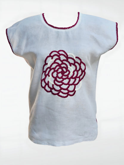 Blusa Chiapas Crisantemocolor gris, bordado vino, vista frontal.