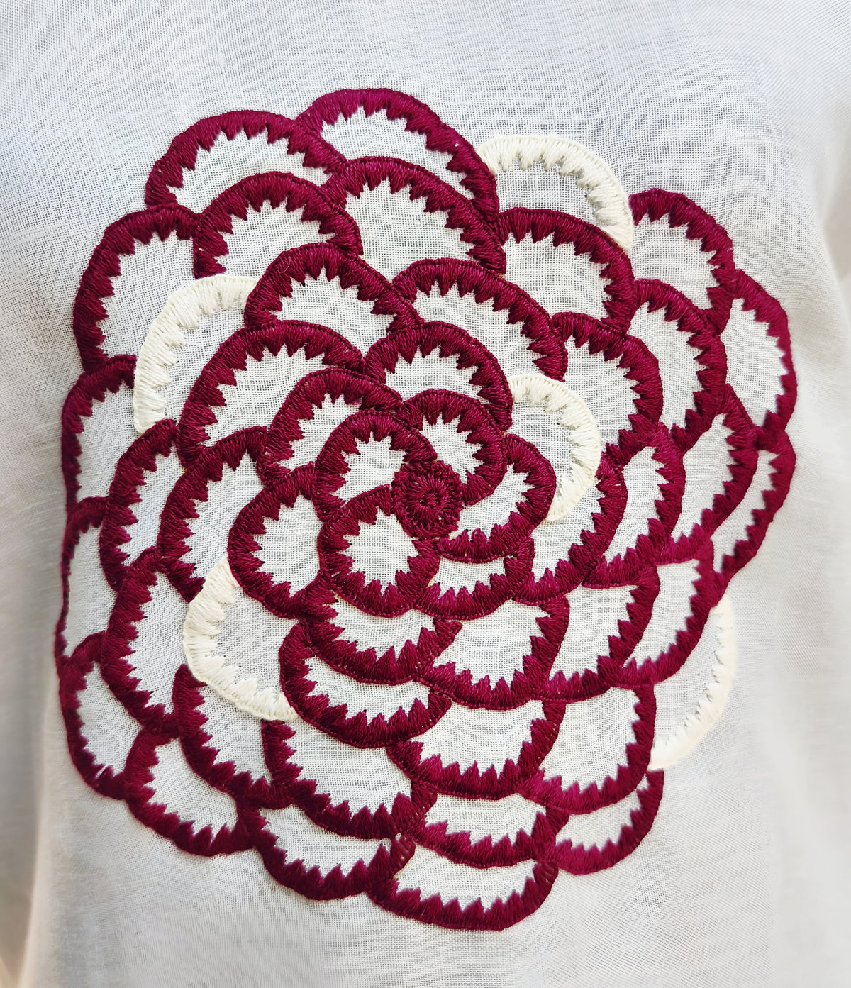 Blusa Chiapas Crisantemo color gris, bordado vino, detalle del bordado.