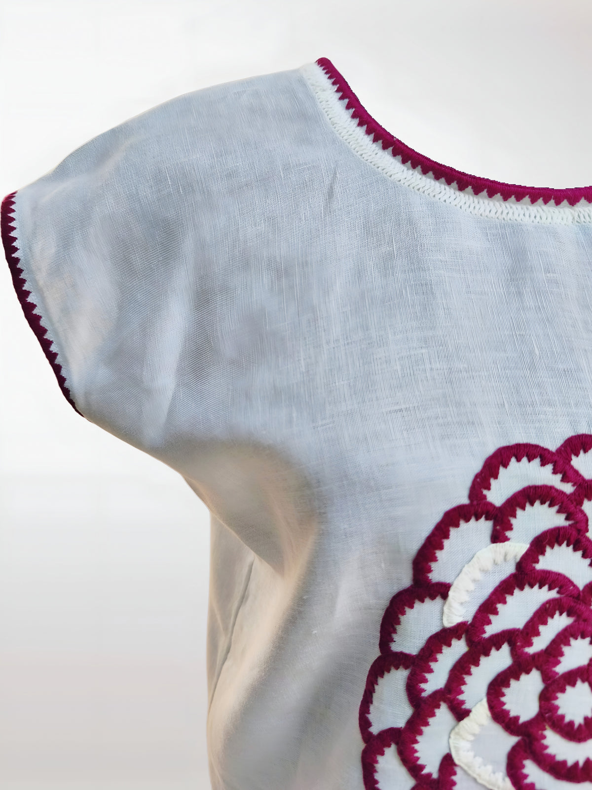 Blusa Chiapas Crisantemo color gris, bordado vino, detalle de la manga y cuello.