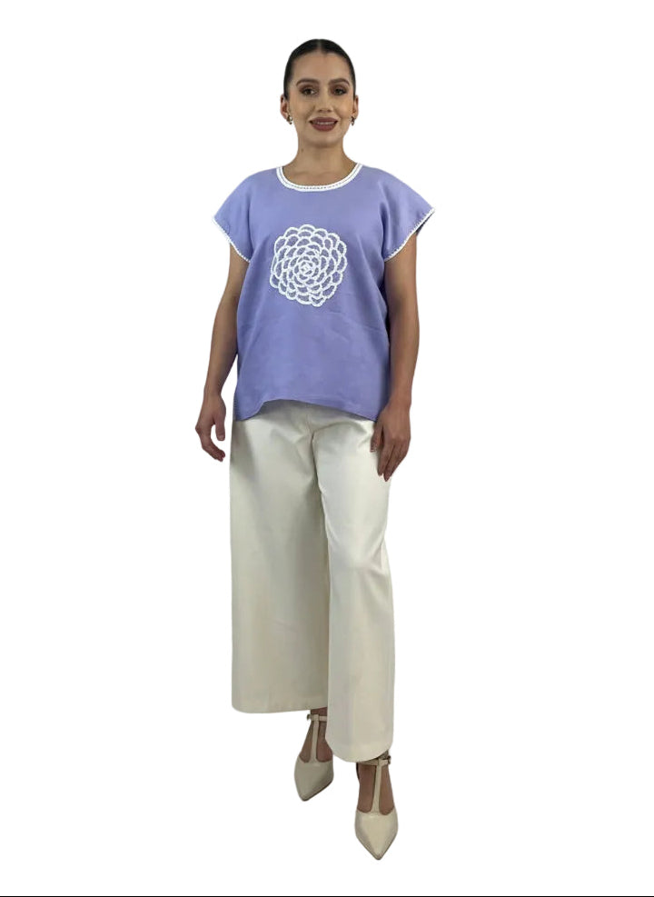 Blusa Chiapas Crisantemo color lila en modelo.