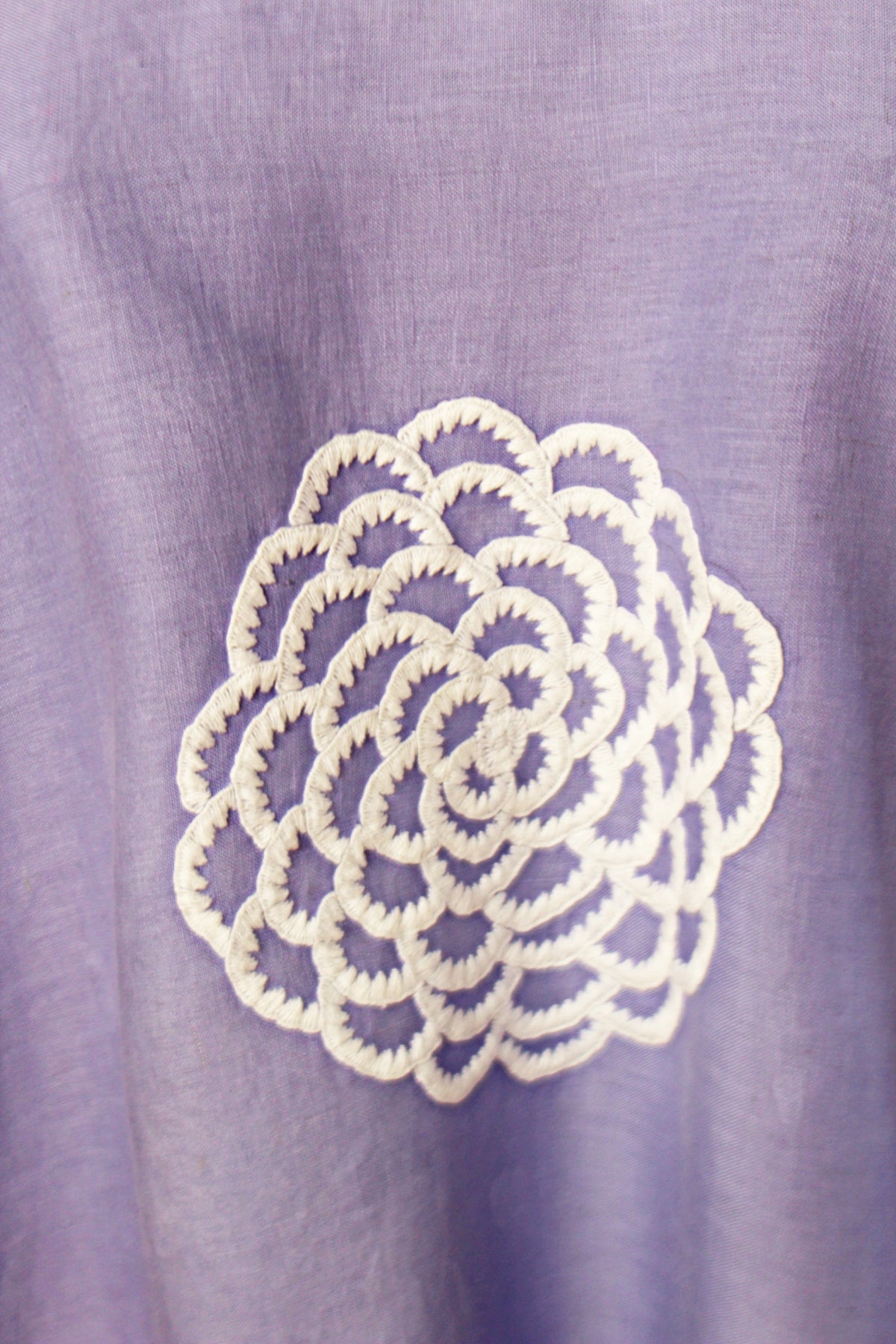 Blusa Chiapas Crisantemo color lila, detalle del bordado.