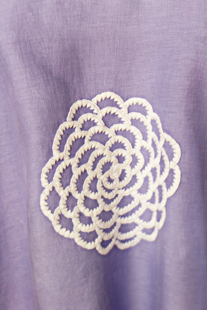 Blusa Chiapas Crisantemo color lila, detalle del bordado.