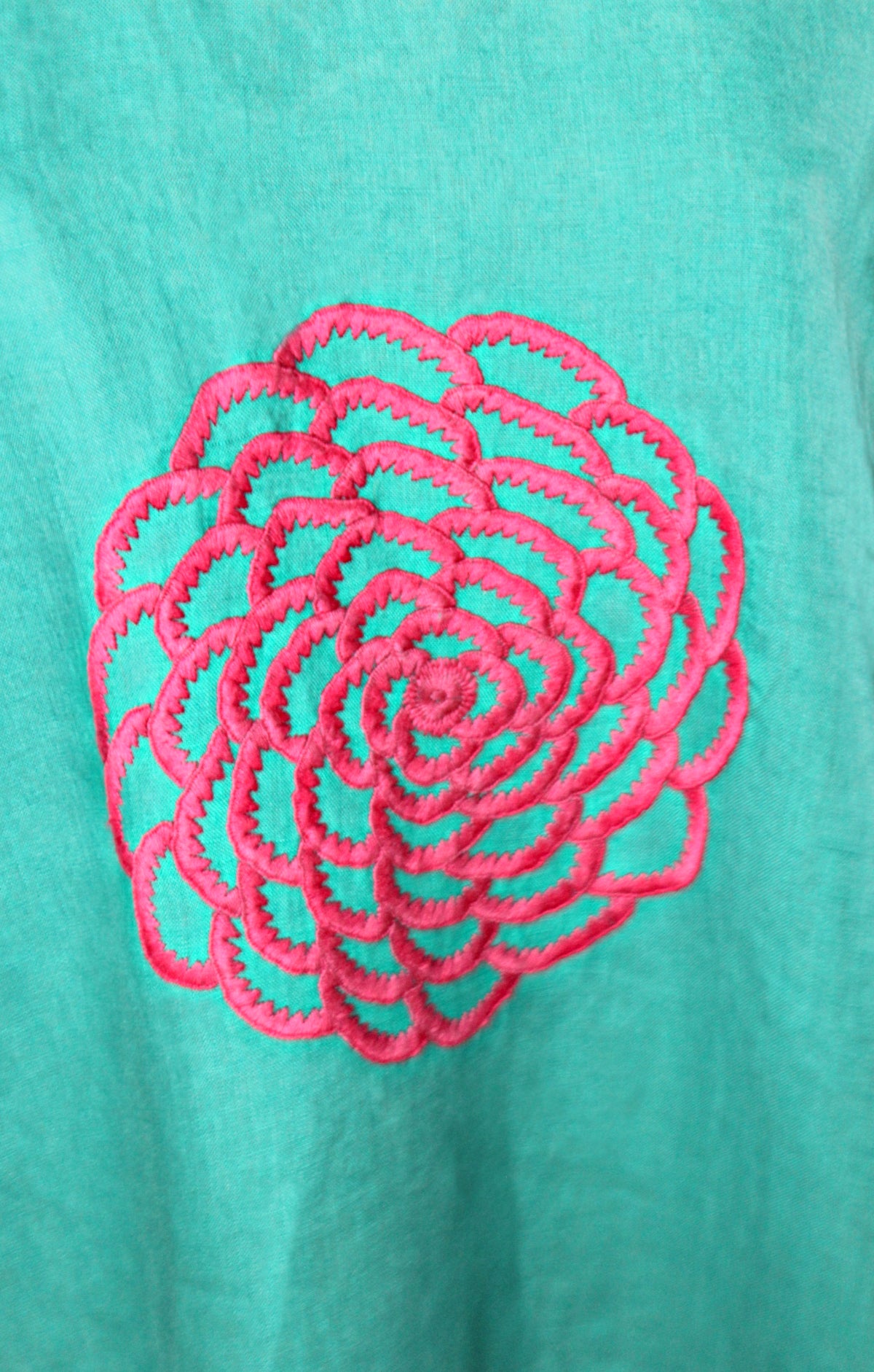 Blusa Chiapas Crisantemo color menta, detalle del bordado.