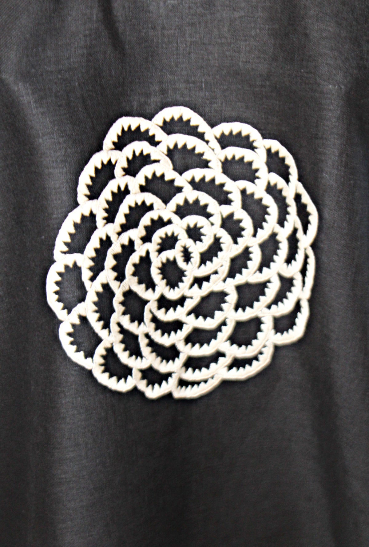Blusa Chiapas Crisantemo en color negro, detalle del bordado