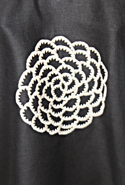 Blusa Chiapas Crisantemo en color negro, detalle del bordado