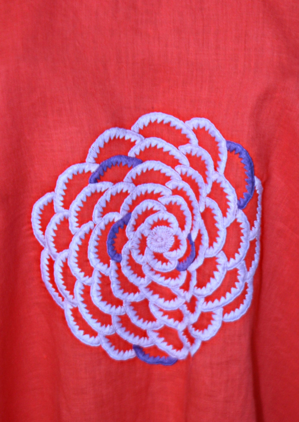 Blusa Chiapas Crisantemo color rojo detalle del bordado.