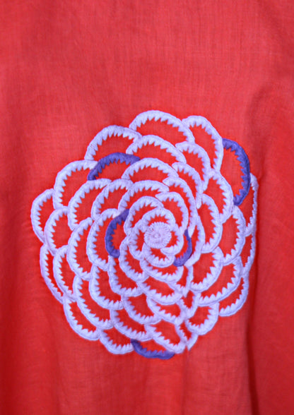Blusa Chiapas Crisantemo color rojo detalle del bordado.
