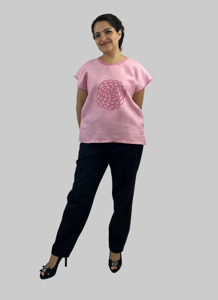 Blusa Chiapas Crisantemo color rosa en modelo.