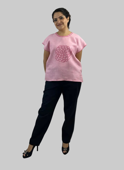 Blusa Chiapas Crisantemo color rosa en modelo.