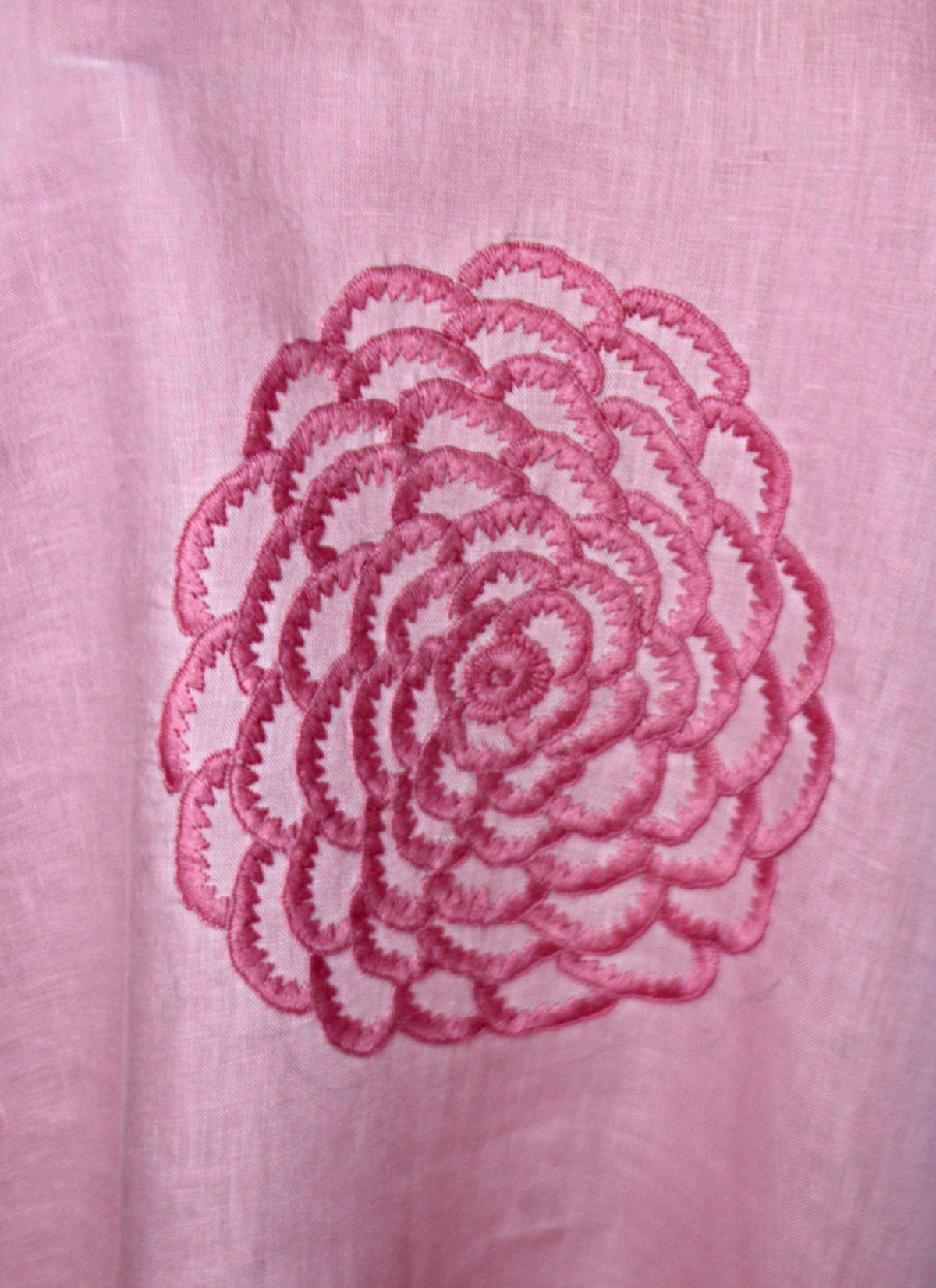 Blusa Chiapas Crisantemo, detalle del bordado en rosa. 