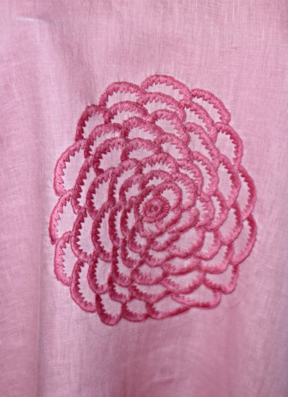 Blusa Chiapas Crisantemo, detalle del bordado en rosa. 