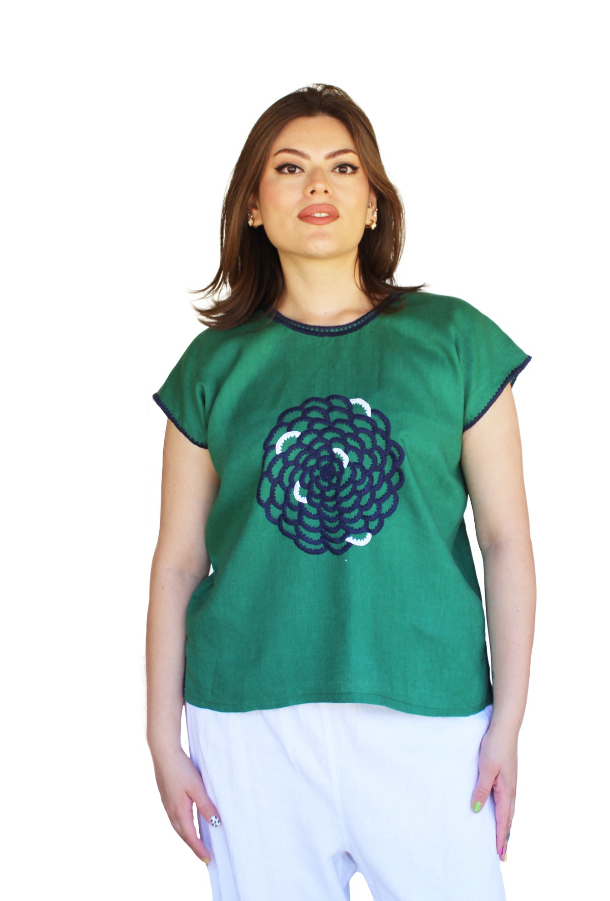 Blusa Chiapas Crisantemo color verde, en modelo.