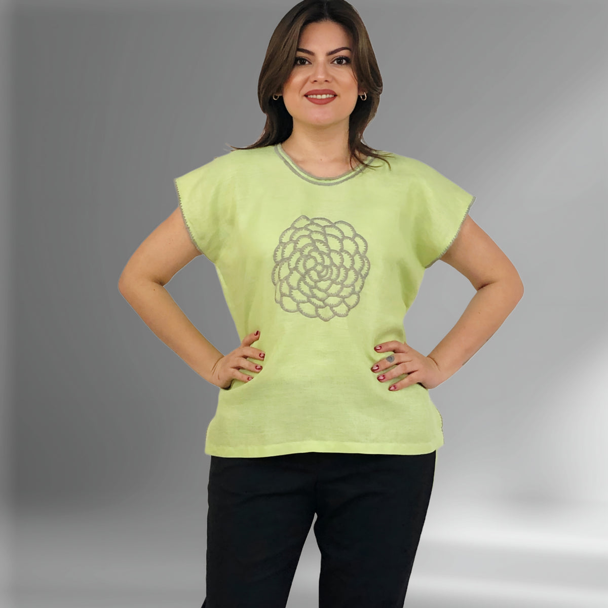 Blusa Chiapas Crisantemo color verde manzana, vista frontal en modelo.